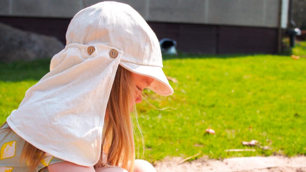 Jos lapsi ei pidä aurinkolaseja, pue hänelle leveälierinen tai lipallinen hattu, joka varjostaa silmiä.